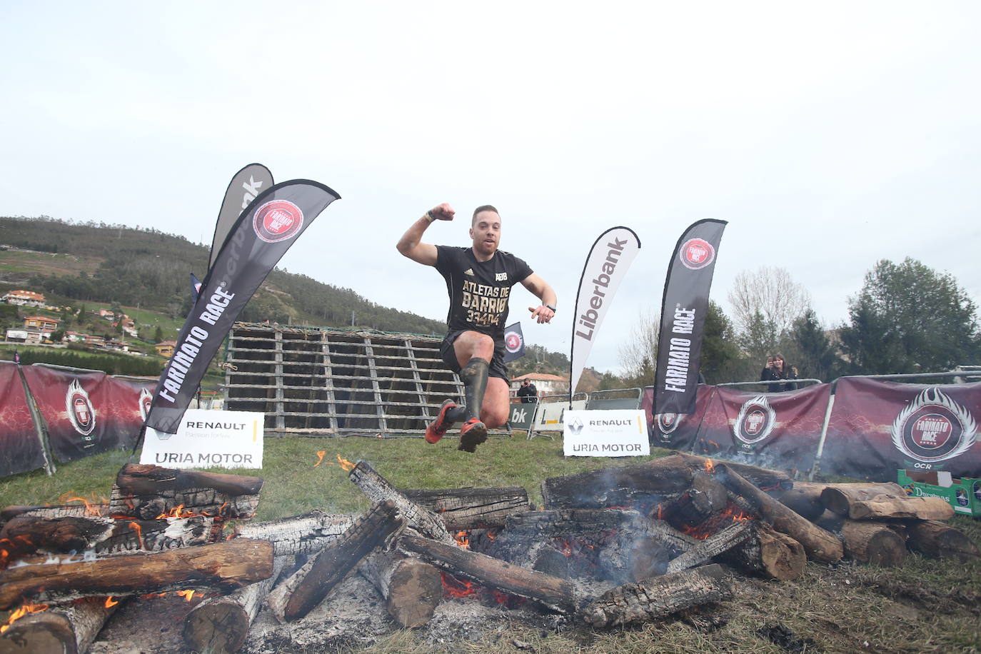 Cientos de deportistas se han dado cita en la capital de Asturias este domingo para participar en esta exigente prueba. Tuvieron que superar 25 obstáculos a lo largo de siete kilómetros