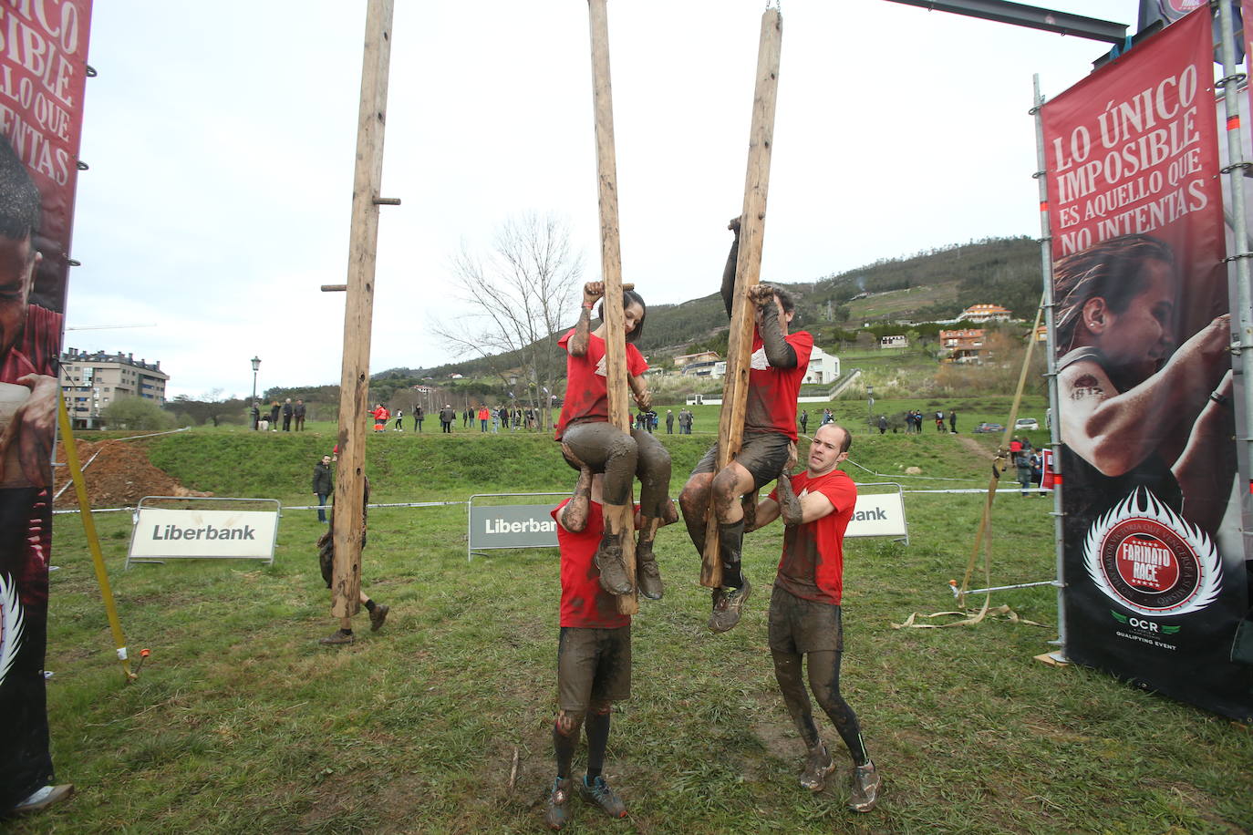Cientos de deportistas se han dado cita en la capital de Asturias este domingo para participar en esta exigente prueba. Tuvieron que superar 25 obstáculos a lo largo de siete kilómetros