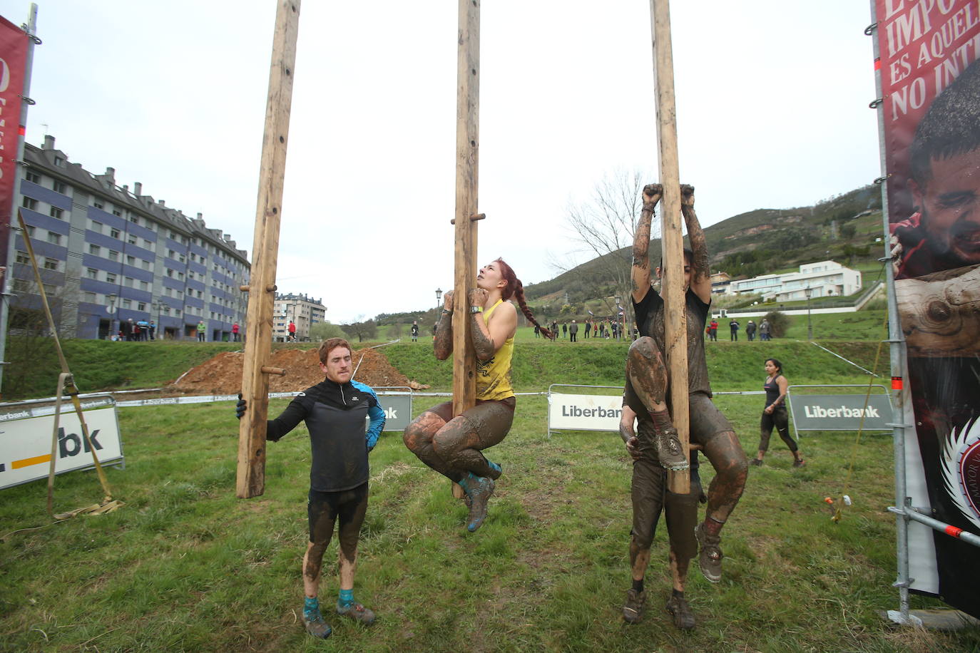 Cientos de deportistas se han dado cita en la capital de Asturias este domingo para participar en esta exigente prueba. Tuvieron que superar 25 obstáculos a lo largo de siete kilómetros
