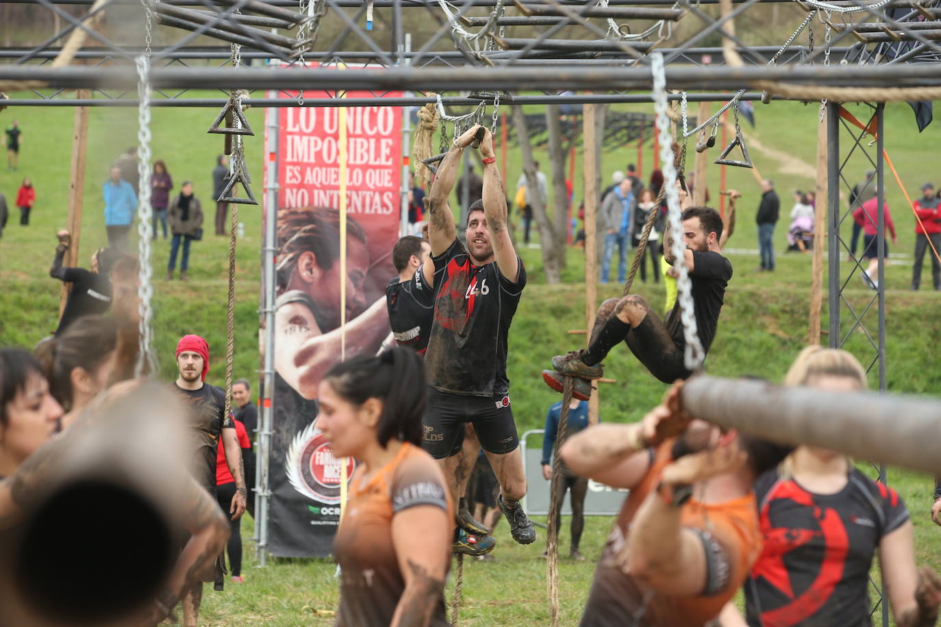 Cientos de deportistas se han dado cita en la capital de Asturias este domingo para participar en esta exigente prueba. Tuvieron que superar 25 obstáculos a lo largo de siete kilómetros