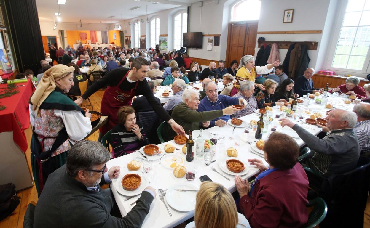 Los 150 comensales de la fiesta durante el reparto de los cincuenta kilos de picadillo que se prepararon para la comida. 