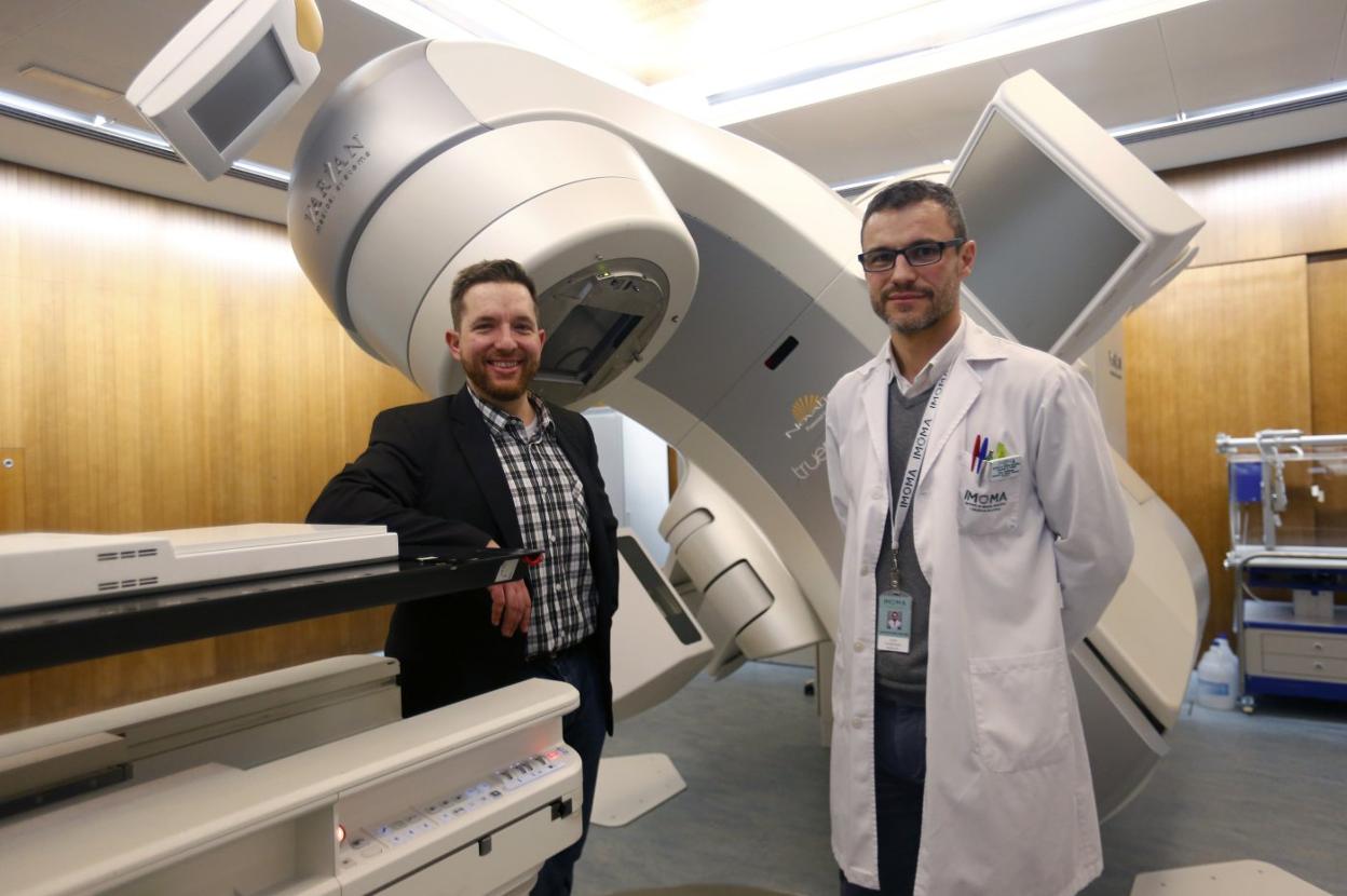 Daniel Stekhoven y Juan Cadiñanos posan para AsturiasInnova+ en el IMOMA, antes de la firma del acuerdo. 