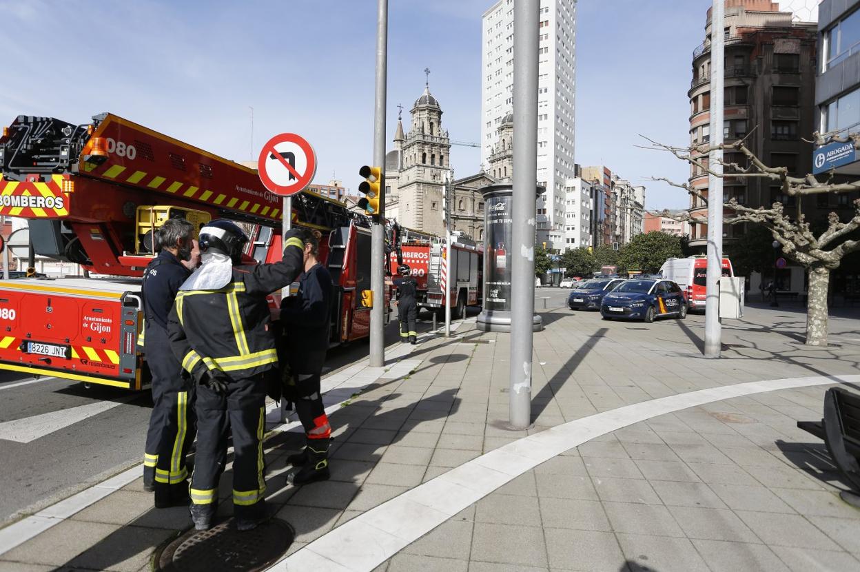 Bomberos, policías nacionales y la ambulancia desplazados al lugar. 