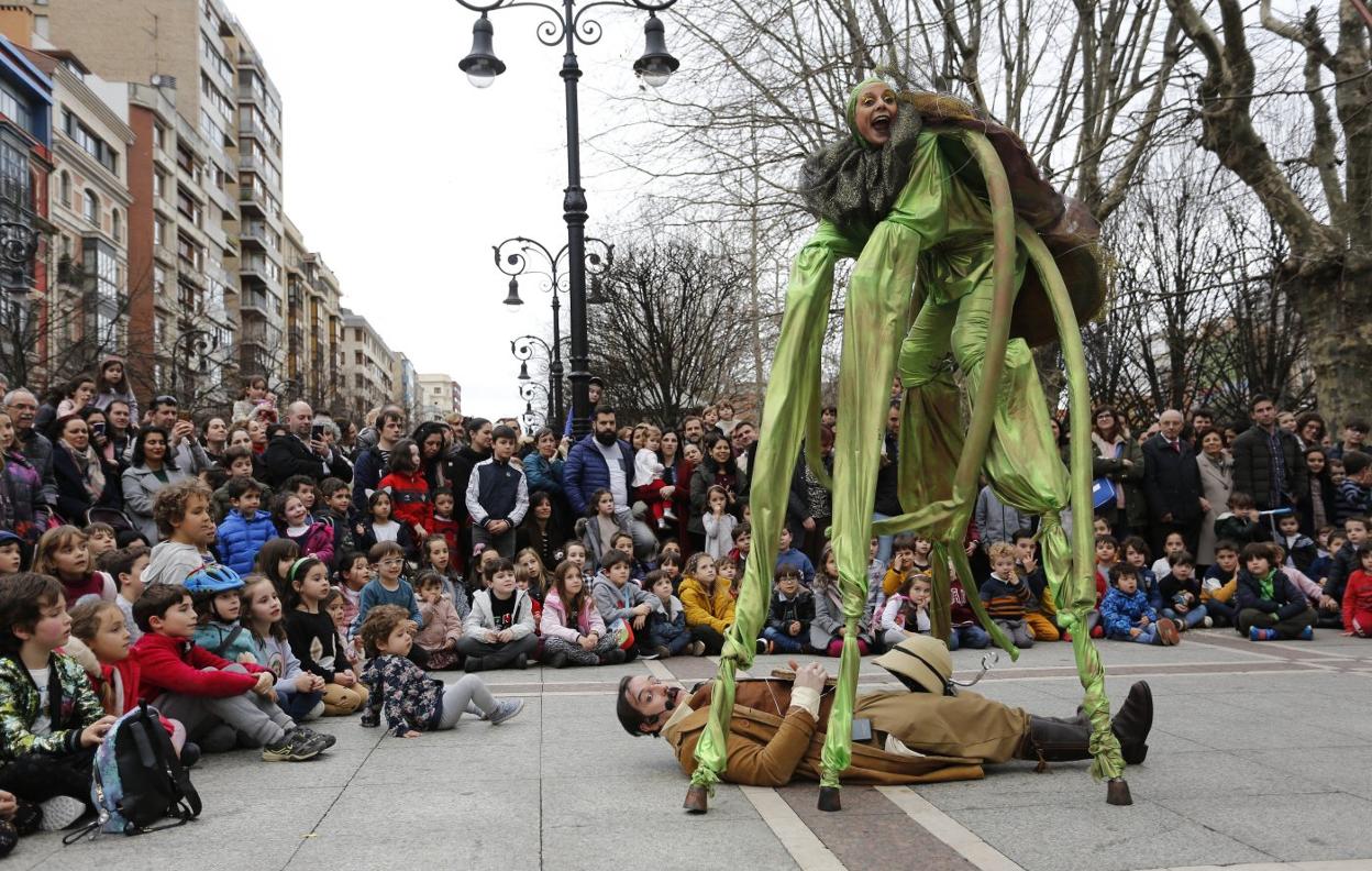 'El fantástico circo de insectos gigantes' triunfó en el paseo de Begoña. 