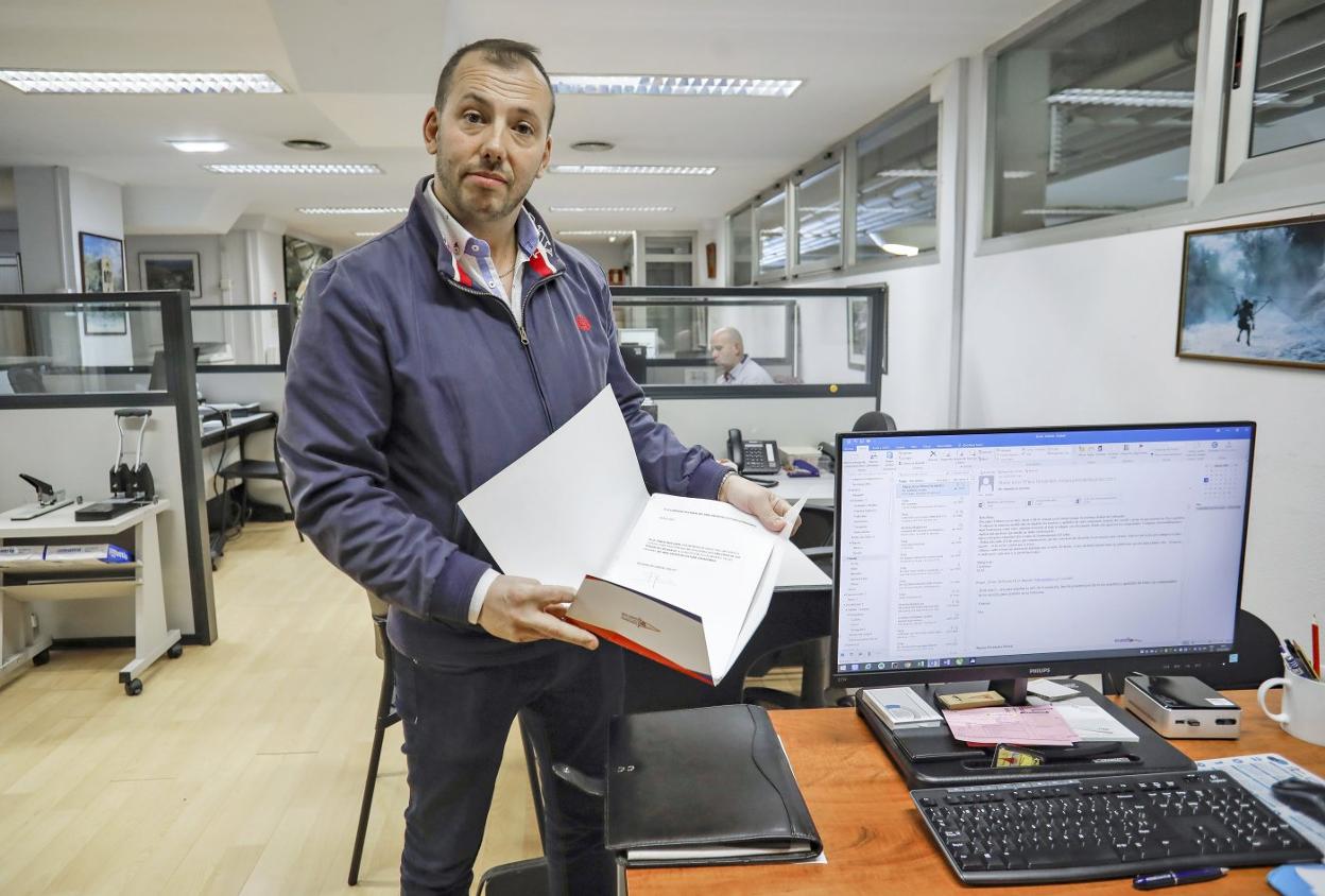 Pablo Jove, presentando los avales de su candidatura. 