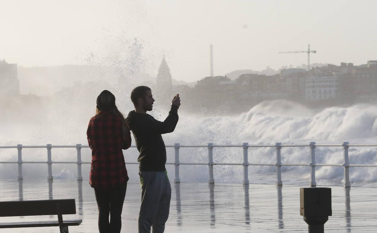 Un joven realiza fotografías en El Muro. 