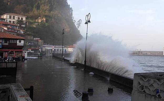 Puerto de Tazones esta tarde.