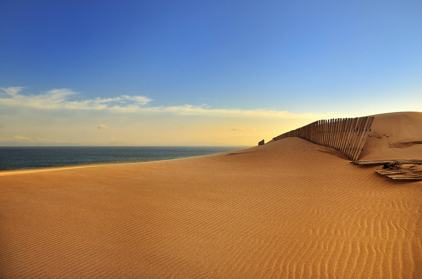 Tarifa (Cádiz, Andalucía) | Es uno de los destinos por excelencia para surferos y amantes de los días de playa, pero también uno de los más bonitos para ver en pareja. En sus callejuelas puedes encontrar ambiente relajado o festivo y sus costas regalan vistas a África. 