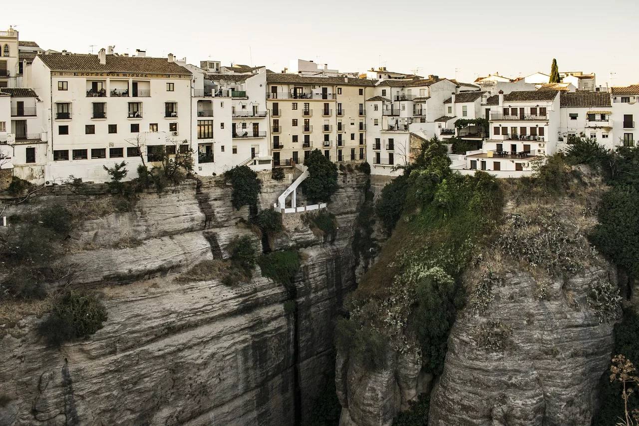 Ronda (Málaga) | A las vistas insuperables desde uno de los puentes más famosos de España se suman los múltiples rincones con encanto de sus calles. 