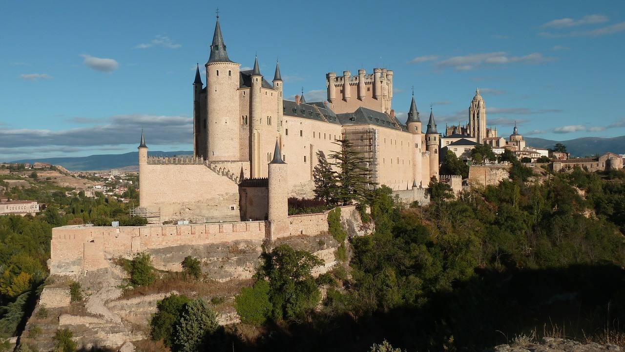 Segovia (Castilla y León) | Su famoso acueducto es uno de los muchos atractivos de la ciudad, como la Iglesia de San Martín del siglo XII o un antiguo palacio de los Tordesillas del siglo XV. Un destino idílico donde viajar en el tiempo.