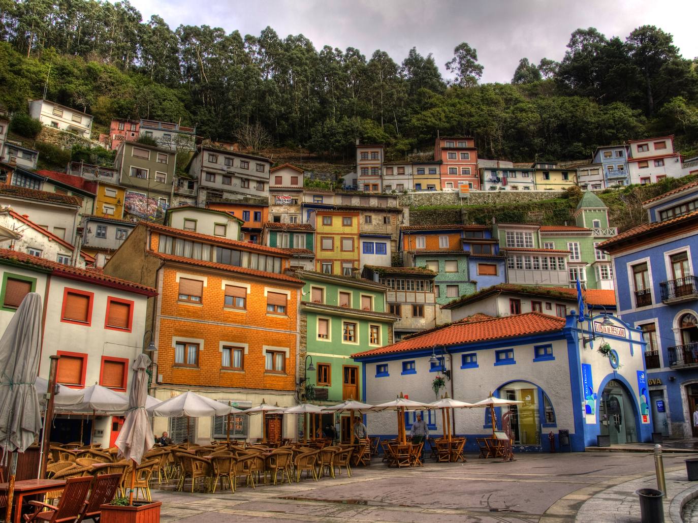 Cudillero (Asturias) | Un llamativo y acogedor pueblo asturiano perfecto para planes más relajados, como un romántico paseo por sus coloridas calles para ver el atardecer o cenar junto al mar. 