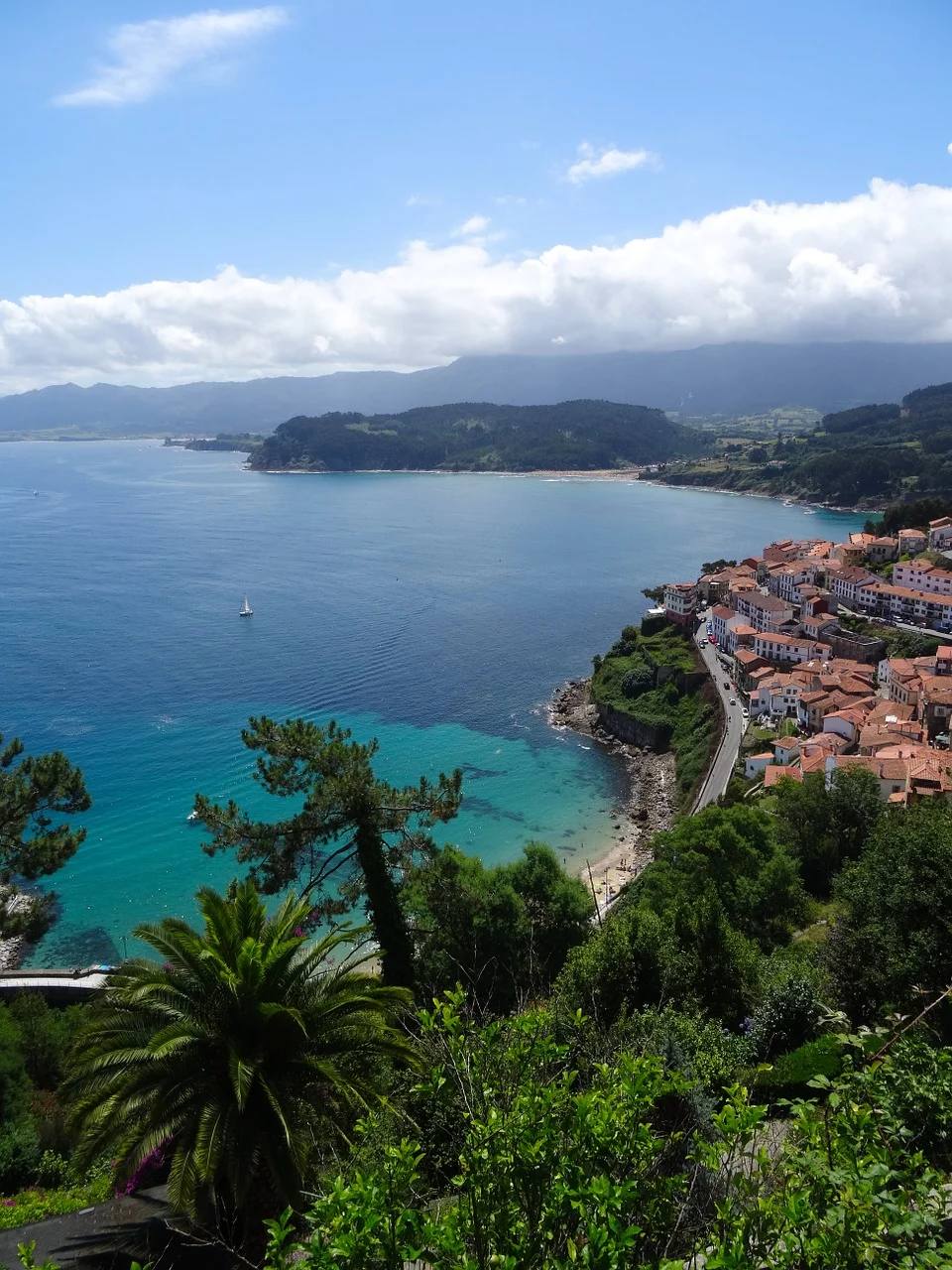 Llastres (Asturias) | Este pueblo pesquero es conocido por los restos de animales prehistóricos que vivían en la zona, perfecto para una escapada con dosis de historia a orillas del mar.