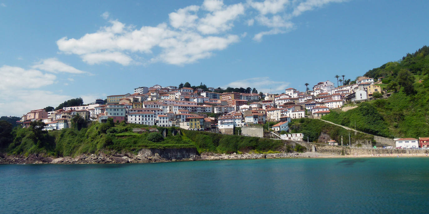 Llastres (Asturias) | Este pueblo pesquero es conocido por los restos de animales prehistóricos que vivían en la zona, perfecto para una escapada con dosis de historia a orillas del mar.