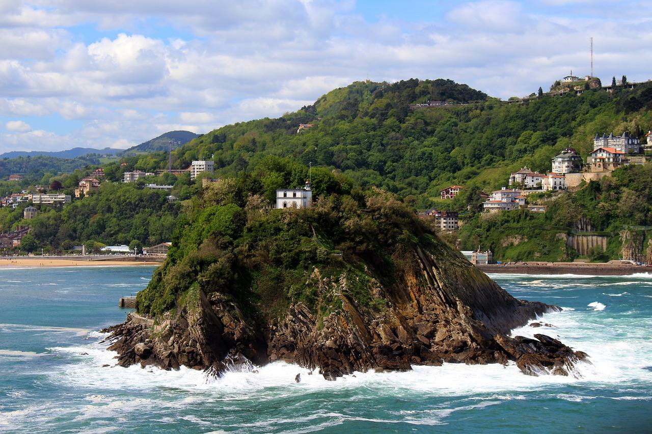 San Sebastián (País Vasco) | Su playa y paseo marítimo son un reclamo para cualquier turista, en especial durante estas fechas. El entorno y la gastronomía del norte son la excusa perfecta para pasar unos días en buena compañía por esta ciudad. 