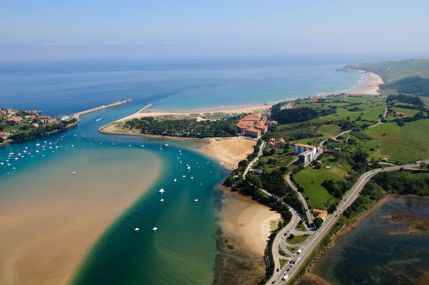 San Vicente de la Barquera (Cantabria) | Sus barrancos dejan unas de las vistas más impresionantes de la costa cantábrica, el municipio era un refugio antiguo de marineros que puede disfrutarse con románticos paseos. 