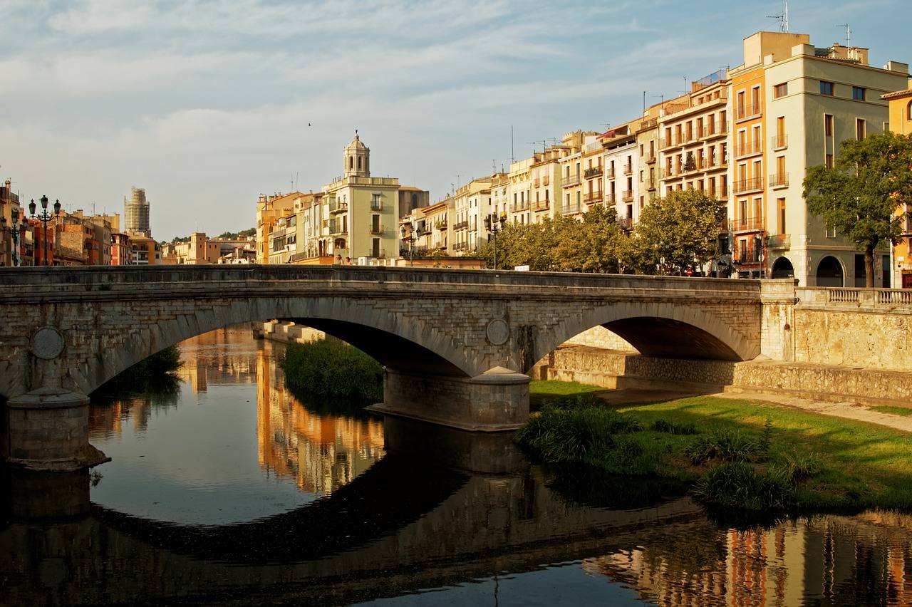 Girona (Cataluña) | Sin nada que ver con el bullicio de Barcelona, la ciudad atesora su arquitectura medieval y pasear por los jardines que bordean el Paseo Arqueológico es una cita romántica inigualable. El sendero sigue las murallas del Barrio Viejo, con torres de observación desde donde apreciar sus impresionantes vistas panorámicas. 