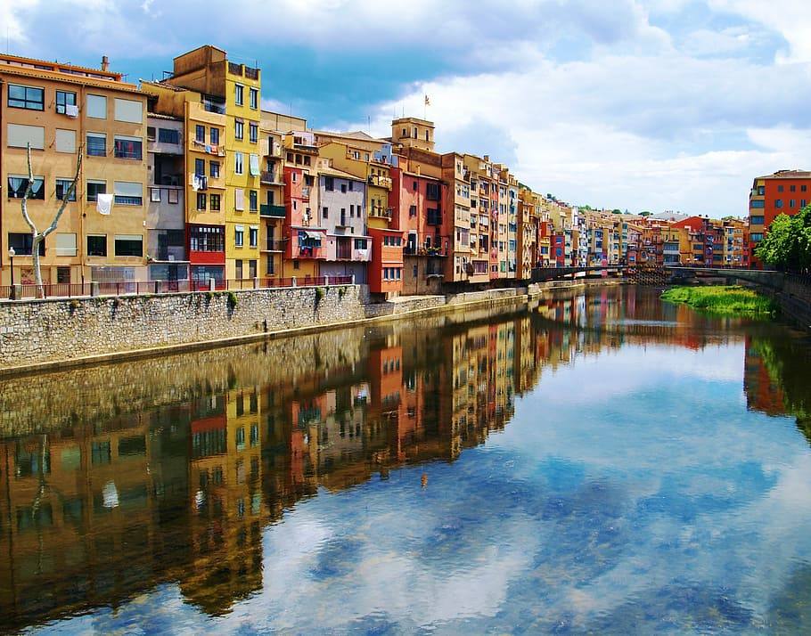 Girona (Cataluña) | Sin nada que ver con el bullicio de Barcelona, la ciudad atesora su arquitectura medieval y pasear por los jardines que bordean el Paseo Arqueológico es una cita romántica inigualable. El sendero sigue las murallas del Barrio Viejo, con torres de observación desde donde apreciar sus impresionantes vistas panorámicas. 