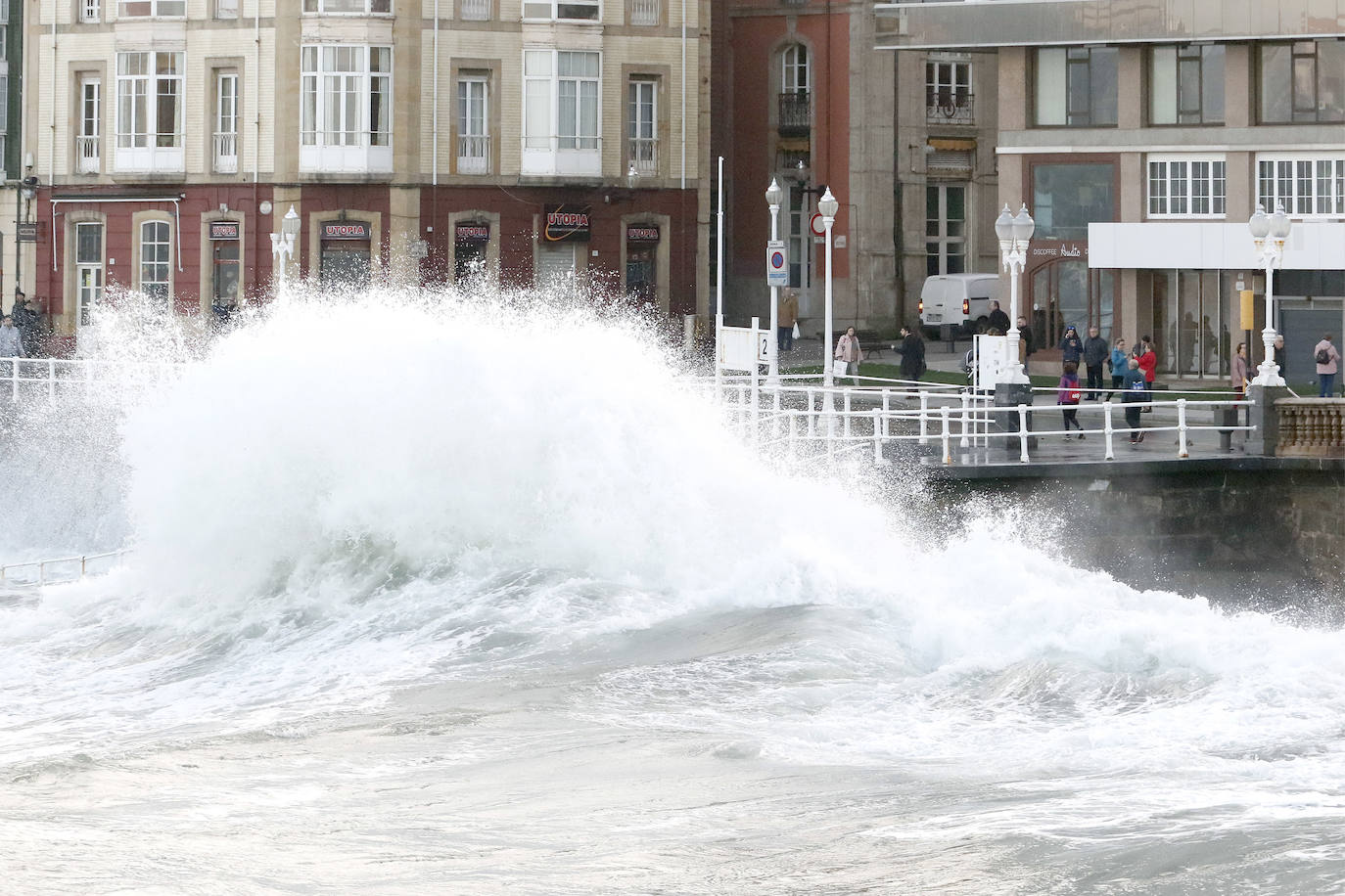 La boya del puerto de Gijón registró olas de ocho metros y la costa de la región permanece en alerta naranja.