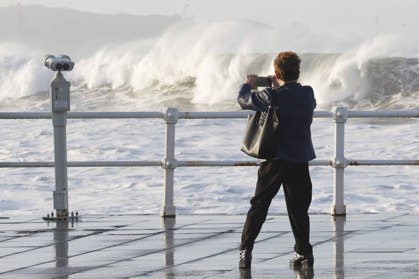 La boya del puerto de Gijón registró olas de ocho metros y la costa de la región permanece en alerta naranja.