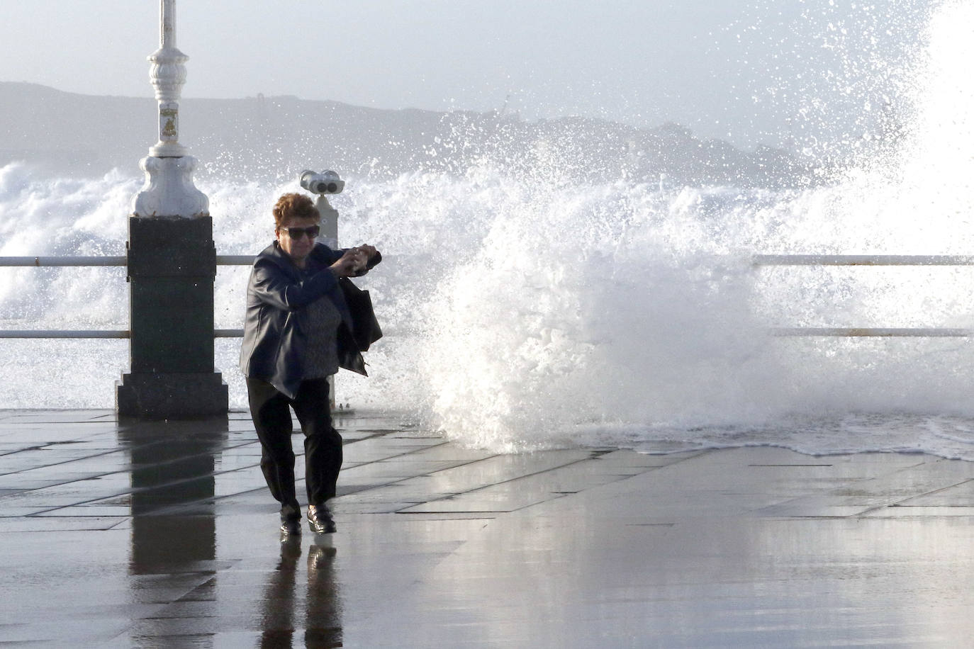 La boya del puerto de Gijón registró olas de ocho metros y la costa de la región permanece en alerta naranja.