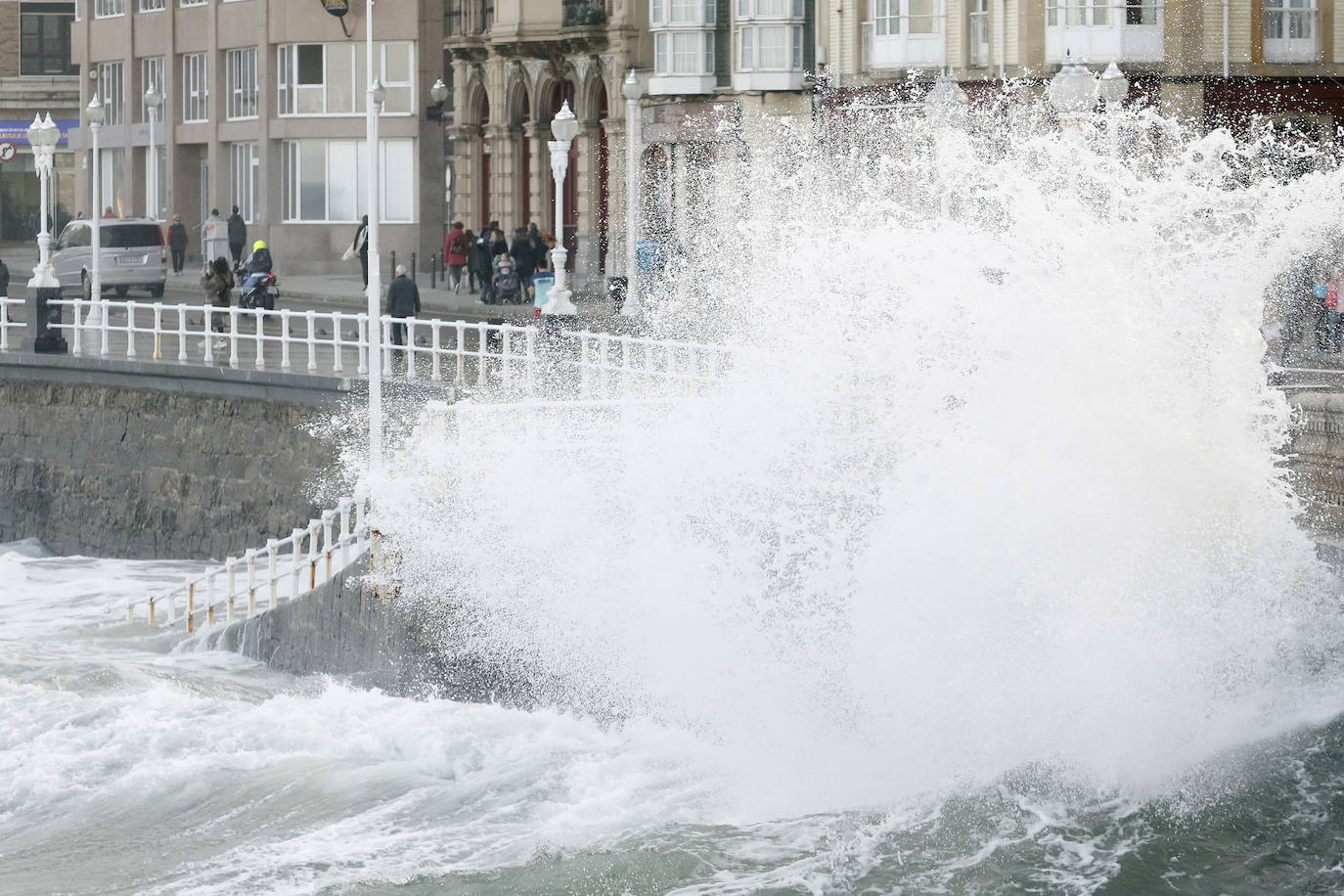 La boya del puerto de Gijón registró olas de ocho metros y la costa de la región permanece en alerta naranja.