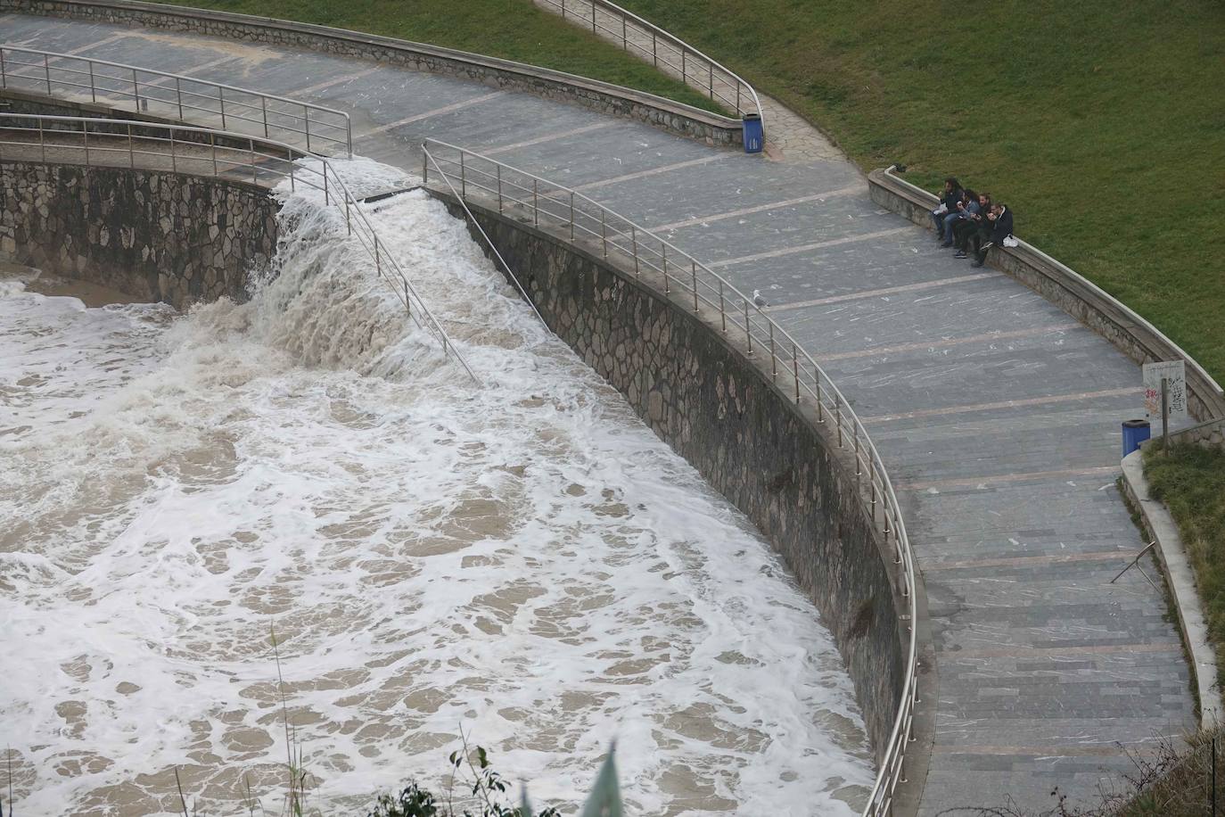 La boya del puerto de Gijón registró olas de ocho metros y la costa de la región permanece en alerta naranja.