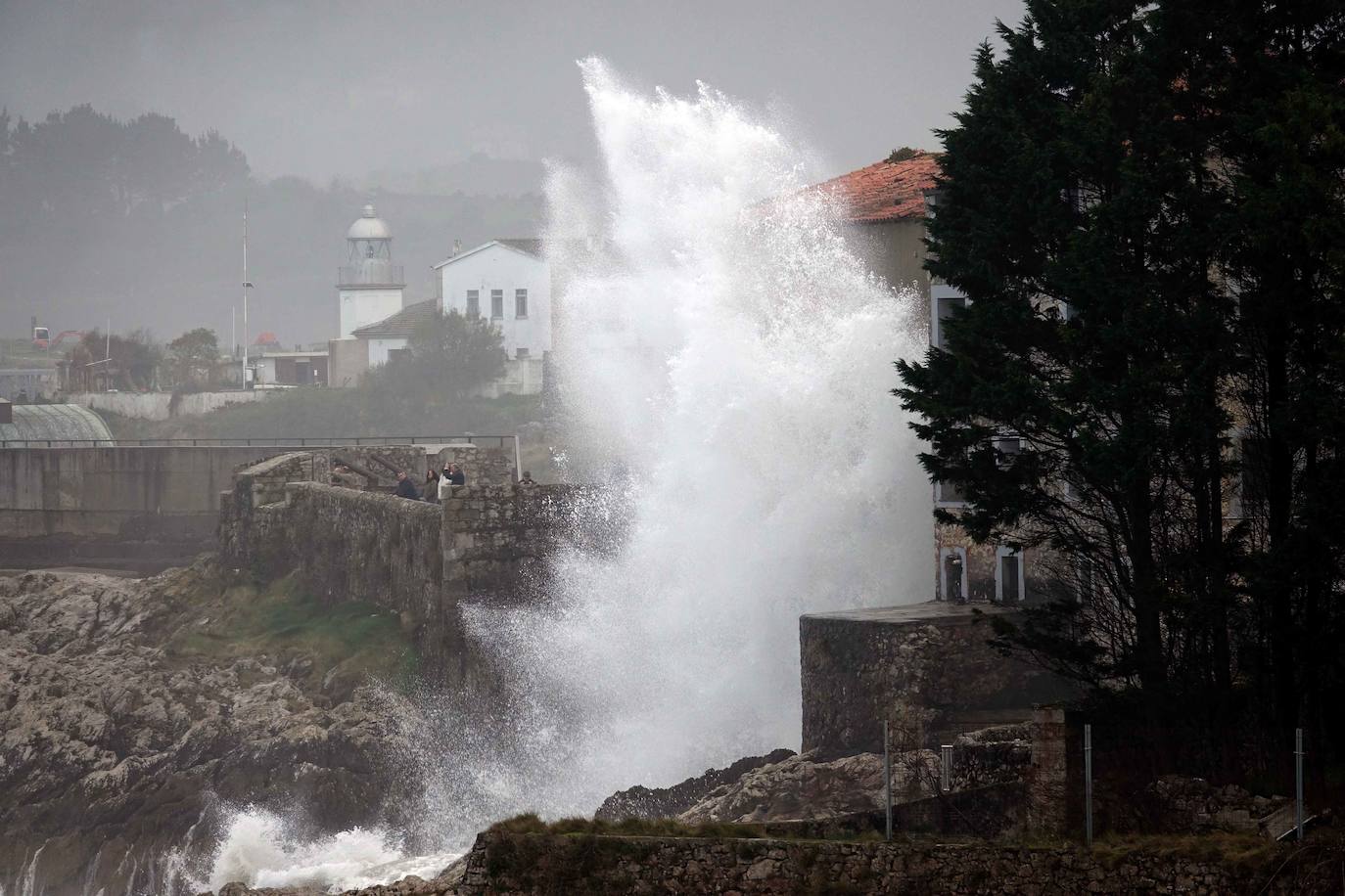 La boya del puerto de Gijón registró olas de ocho metros y la costa de la región permanece en alerta naranja.