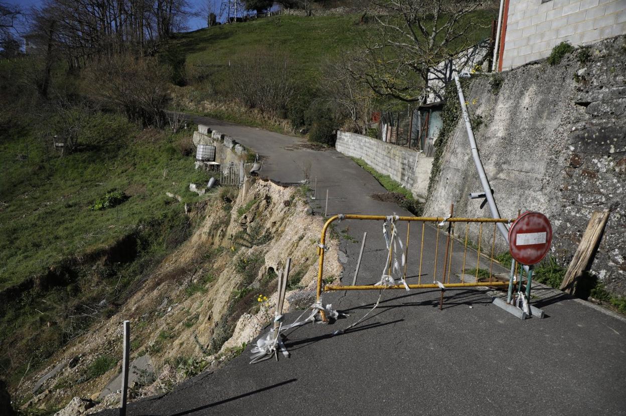 Una parte de la carretera, cortada por el argayo de Cocañín. 