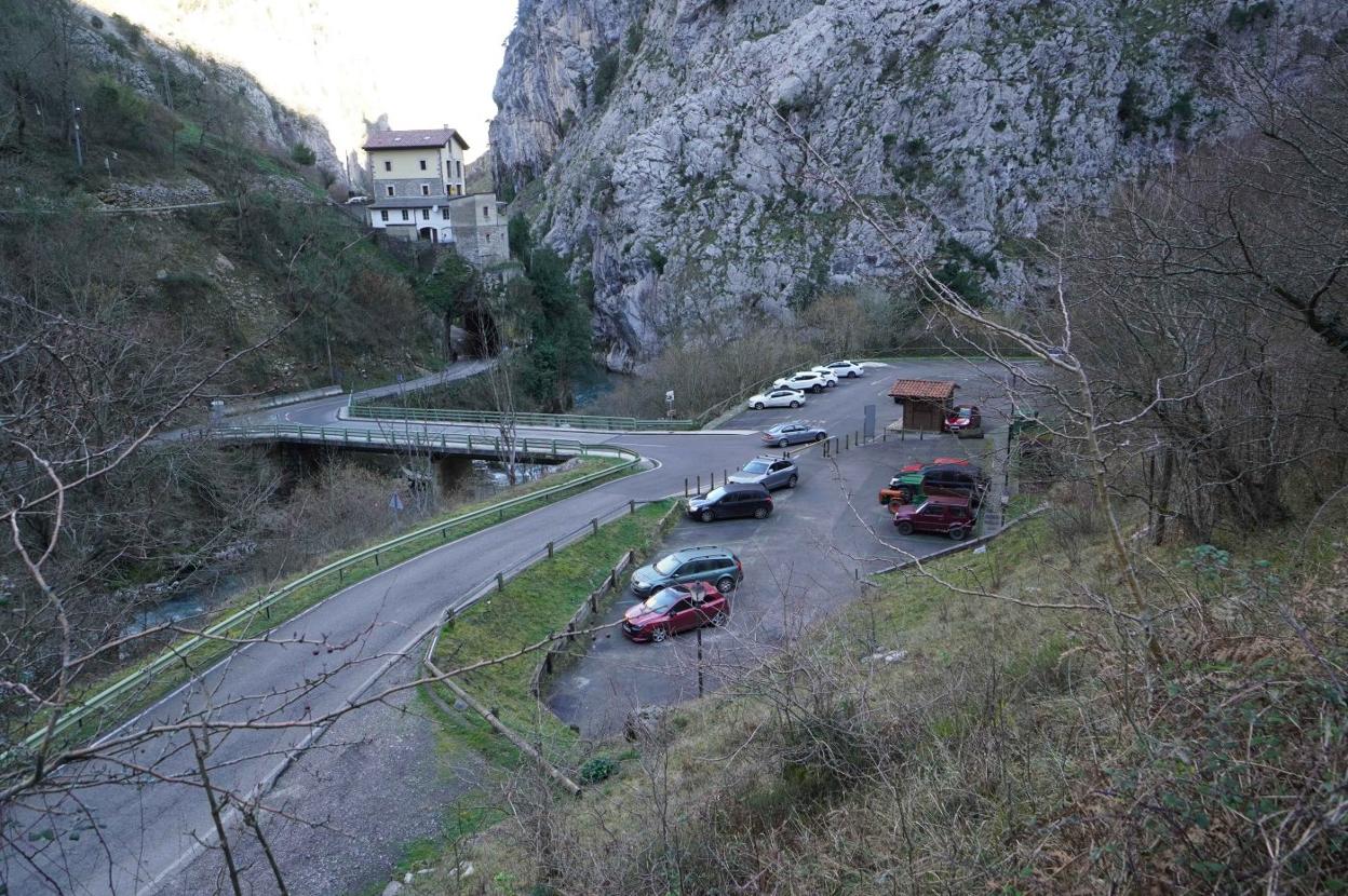 Vista del aparcamiento del funicular de Bulnes, en Poncebos, y la carretera de acceso Sotres. 