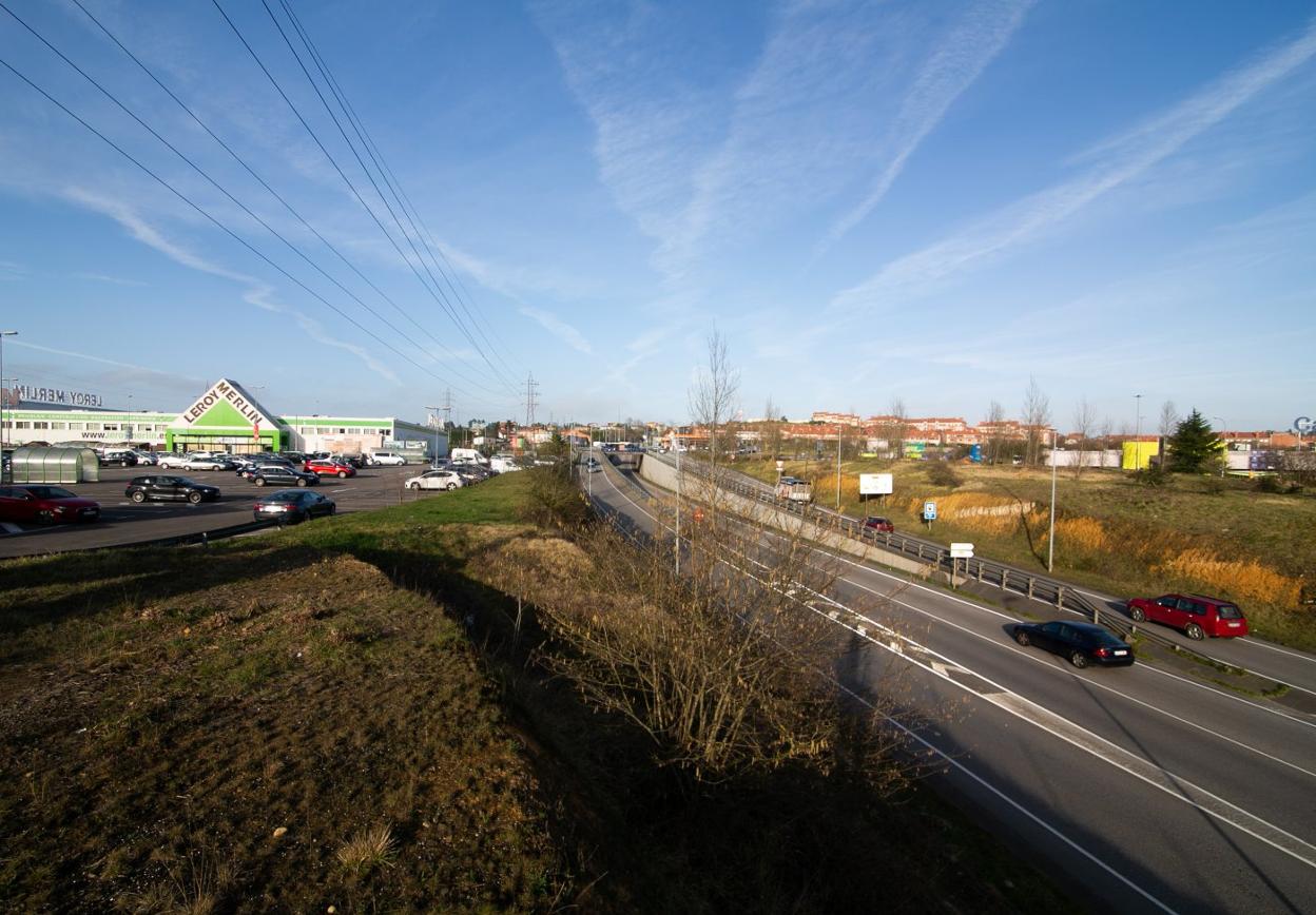 La carretera AS-381, que da acceso a los centros comerciales Leroy Merlin y Azabache Carrefour. 