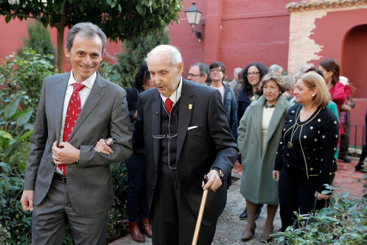 El ministro de Ciencia e Innovación, Pedro Duque, junto a Santiago Grisolía, tras el homenaje a Margarita Salas en Valencia. 