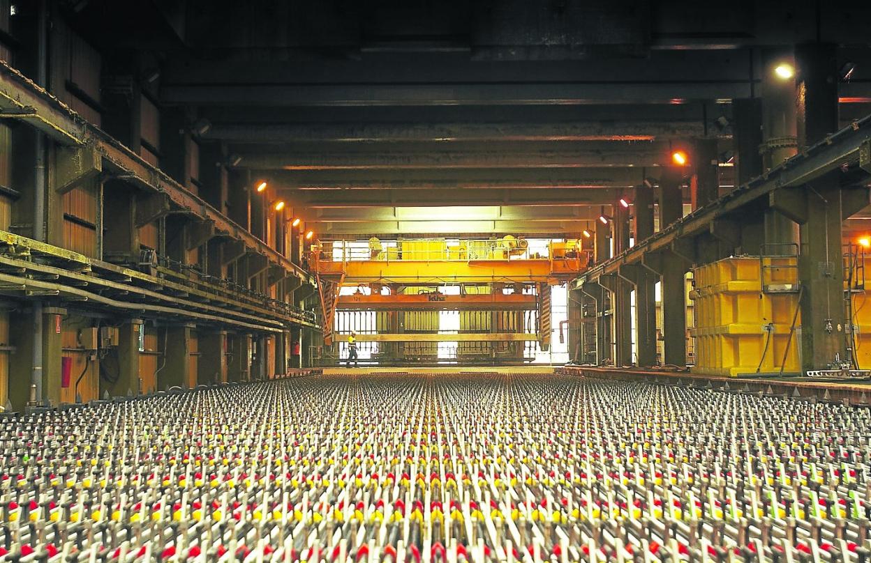 La sala de electrólisis de Asturiana de Zinc, una de las instalaciones que más electricidad consume en Asturias. 