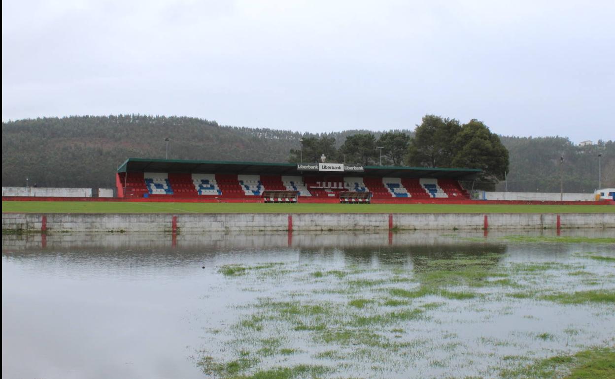 Inundaciones en la zona deportiva de El Pardo, en Navia