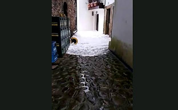 El espectacular oleaje azota Tazones