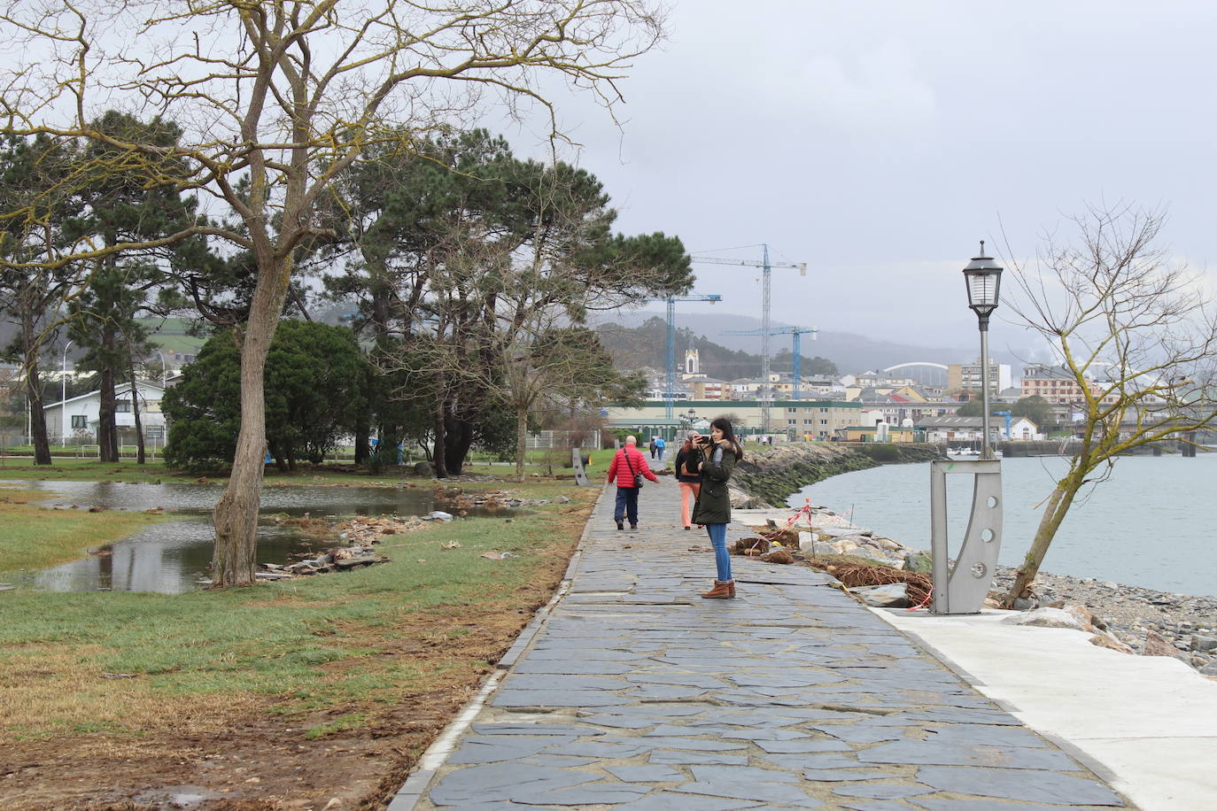 El fuerte oleaje que se vivió durante la pasada madrugada ha dejado daños en las instalaciones deportivas de El Pardo (Navia). El campo de fútbol no llegó a inundarse, pero sí las inmediaciones de este, la secretaría y la pista exterior aledaña. La cercana pista de atletismo y el paseo marítimo amanecieron cubiertos de piedras y maleza arrastrados por el mar, así como con balsas de agua. 