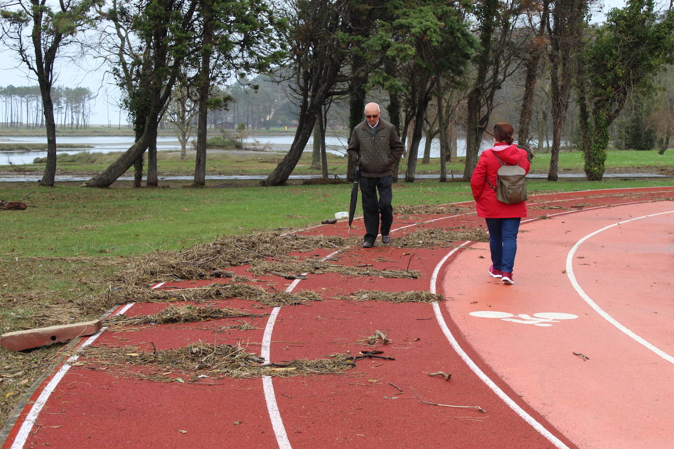 El fuerte oleaje que se vivió durante la pasada madrugada ha dejado daños en las instalaciones deportivas de El Pardo (Navia). El campo de fútbol no llegó a inundarse, pero sí las inmediaciones de este, la secretaría y la pista exterior aledaña. La cercana pista de atletismo y el paseo marítimo amanecieron cubiertos de piedras y maleza arrastrados por el mar, así como con balsas de agua. 