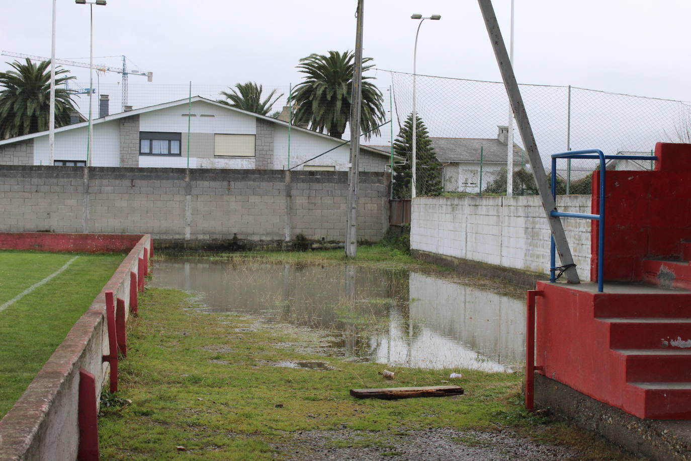 El fuerte oleaje que se vivió durante la pasada madrugada ha dejado daños en las instalaciones deportivas de El Pardo (Navia). El campo de fútbol no llegó a inundarse, pero sí las inmediaciones de este, la secretaría y la pista exterior aledaña. La cercana pista de atletismo y el paseo marítimo amanecieron cubiertos de piedras y maleza arrastrados por el mar, así como con balsas de agua. 