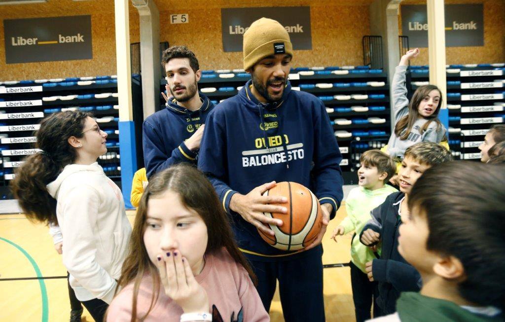 Un grupo de niños acudió este miércoles a las instalaciones del Oviedo Baloncesto para recibir una charla sobre riesgos laborales a la que también asistieron algunos jugadores del club. Tras la misma, los pequeños pudieron conversar con los jugadores y trasladarles preguntas. 