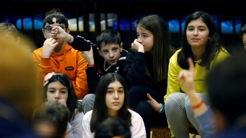 Un grupo de niños acudió este miércoles a las instalaciones del Oviedo Baloncesto para recibir una charla sobre riesgos laborales a la que también asistieron algunos jugadores del club. Tras la misma, los pequeños pudieron conversar con los jugadores y trasladarles preguntas. 