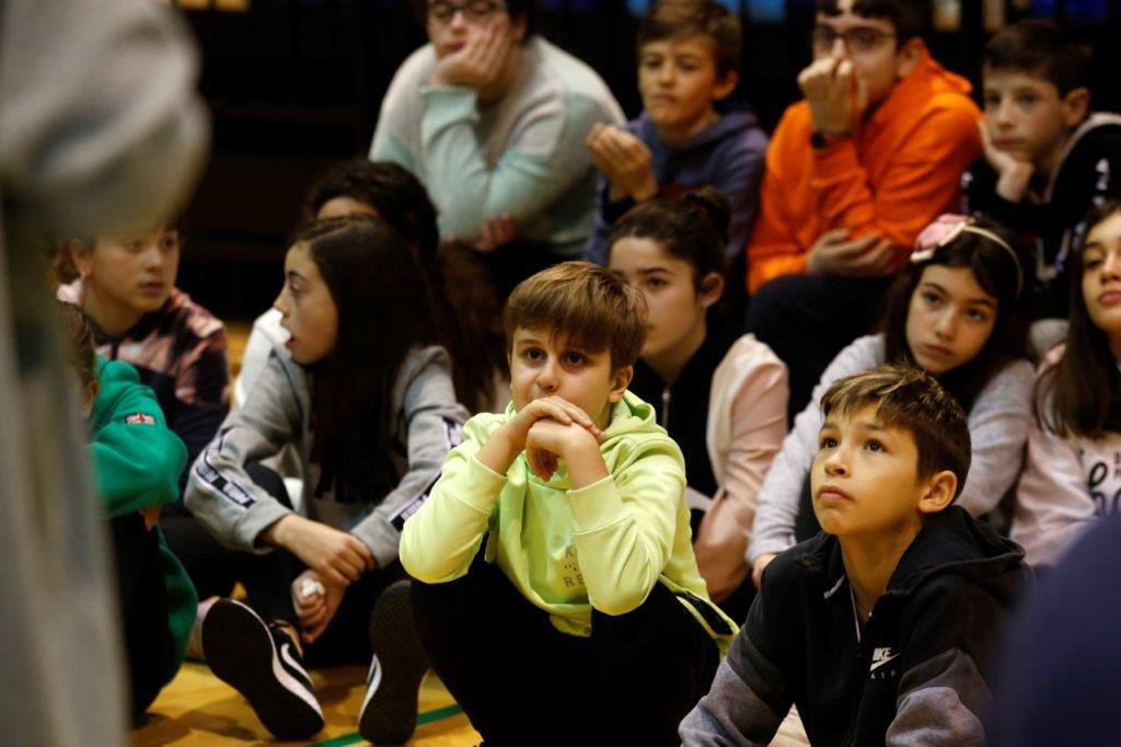 Un grupo de niños acudió este miércoles a las instalaciones del Oviedo Baloncesto para recibir una charla sobre riesgos laborales a la que también asistieron algunos jugadores del club. Tras la misma, los pequeños pudieron conversar con los jugadores y trasladarles preguntas. 