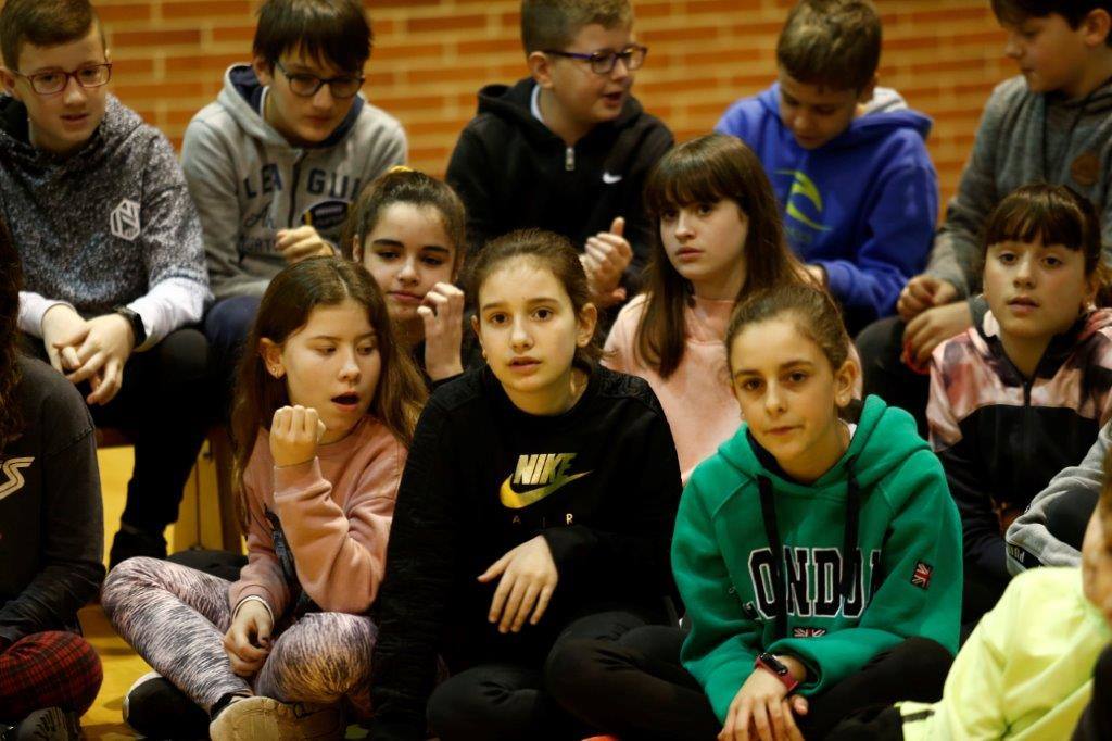 Un grupo de niños acudió este miércoles a las instalaciones del Oviedo Baloncesto para recibir una charla sobre riesgos laborales a la que también asistieron algunos jugadores del club. Tras la misma, los pequeños pudieron conversar con los jugadores y trasladarles preguntas. 