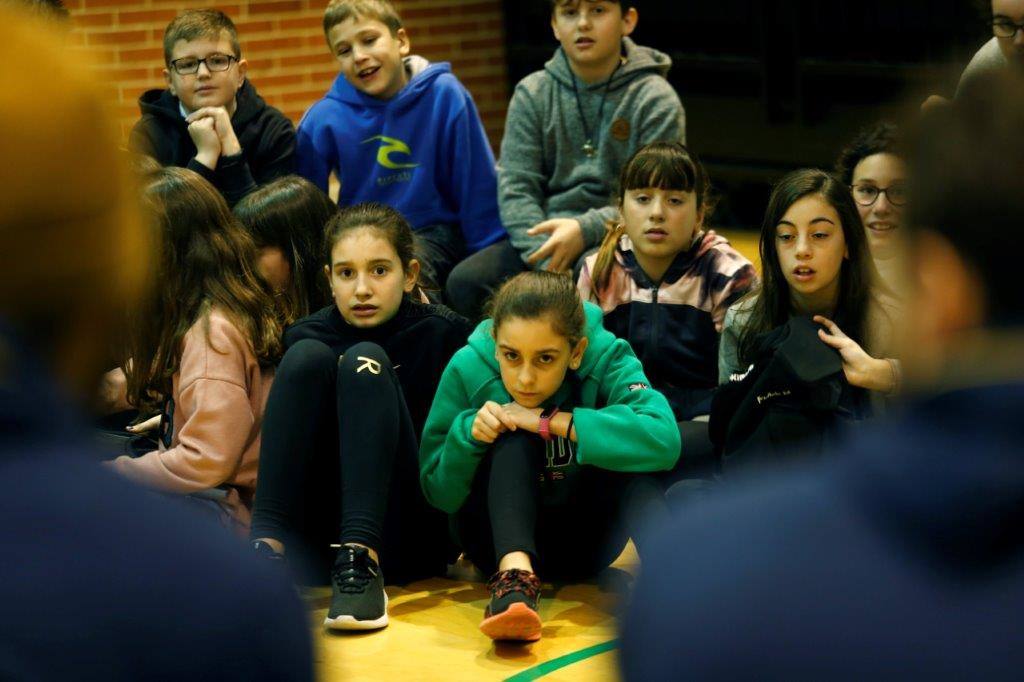 Un grupo de niños acudió este miércoles a las instalaciones del Oviedo Baloncesto para recibir una charla sobre riesgos laborales a la que también asistieron algunos jugadores del club. Tras la misma, los pequeños pudieron conversar con los jugadores y trasladarles preguntas. 