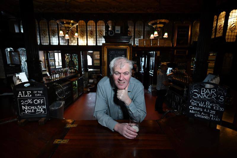 'The Phil', uno de los lugares favoritos de The Beatles, fue construido en 1898 por el arquitecto Walter W Thomas durante la 'edad de oro' de la construcción de 'pubs' victorianos, y destaca por su exuberante exterior de piedra y su decoración interior. 