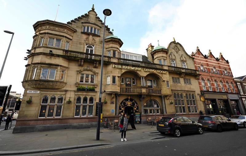 'The Phil', uno de los lugares favoritos de The Beatles, fue construido en 1898 por el arquitecto Walter W Thomas durante la 'edad de oro' de la construcción de 'pubs' victorianos, y destaca por su exuberante exterior de piedra y su decoración interior. 