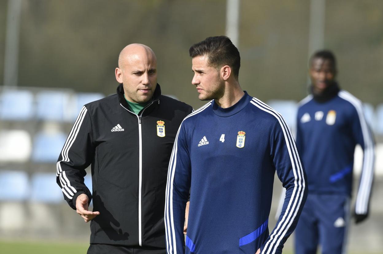 Javi Rozada conversa con Grippo, al principio del entrenamiento de ayer, en El Requexón.