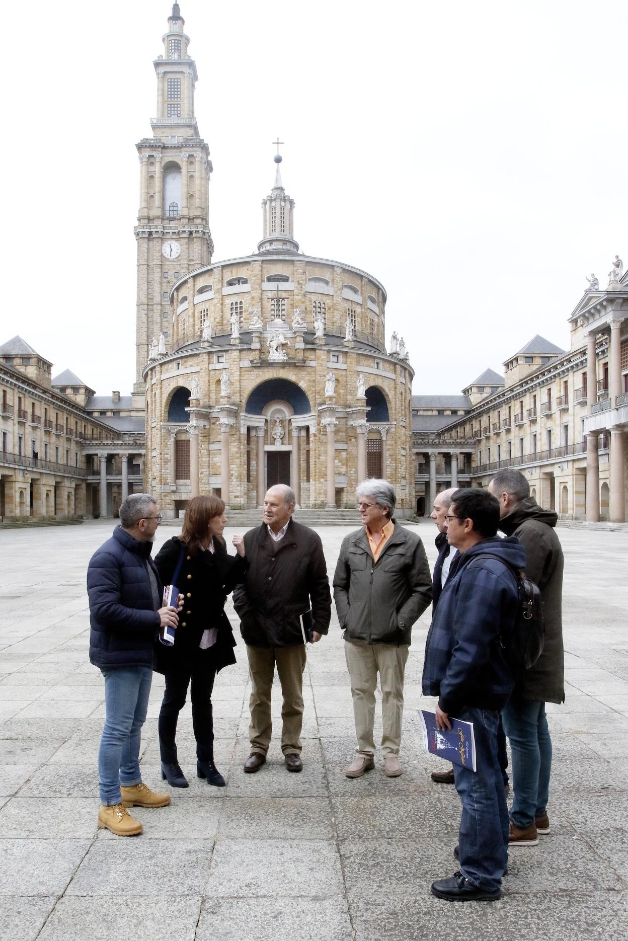 El diputado Armando Fernández y los concejales de Ciudadanos, con los antiguos alumnos. 