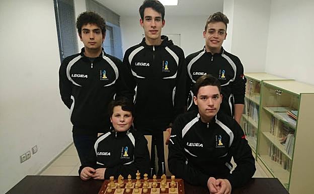 Pablo Sánchez, Simón Fernández y, detrás, Sergio Pérez, Érik Lemos y Lucas Queipo, campeones sub 16. 