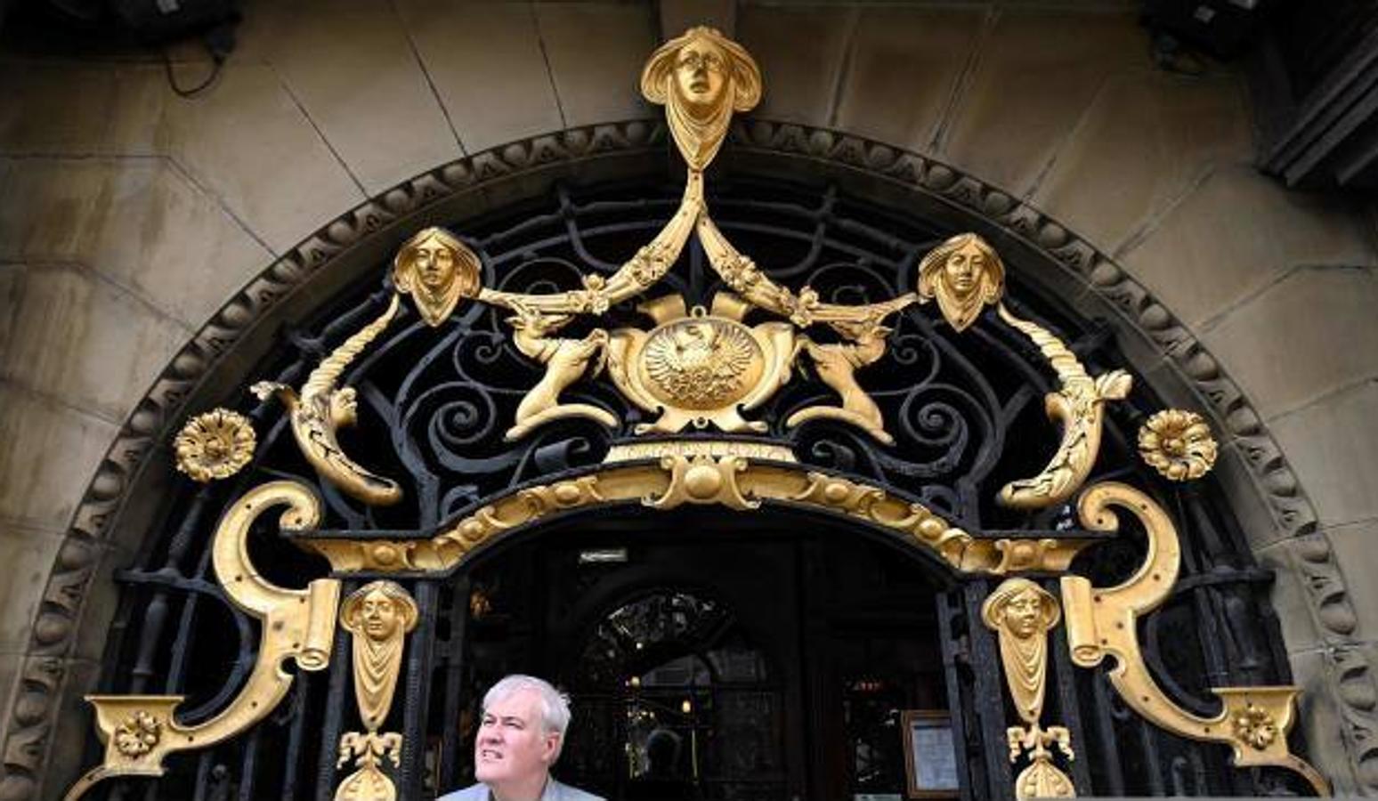 'The Phil', uno de los lugares favoritos de The Beatles, fue construido en 1898 por el arquitecto Walter W Thomas durante la 'edad de oro' de la construcción de 'pubs' victorianos, y destaca por su exuberante exterior de piedra y su decoración interior. 