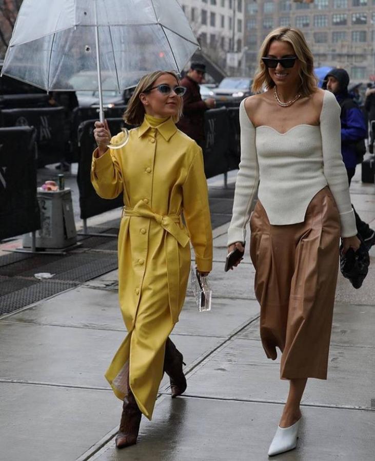 La Semana de la Moda de Nueva York ha estado marcada por los mejores desfiles, pero también por el temporal de lluvia al que se tuvieron que enfrentar los asistentes a las diferentes pasarelas de otoño-invierno 2020 que han tenido lugar esta semana. Un temporal que ha hecho que muchas de las celebridades e influencers que se acercaron a estos desfiles hayan optado por looks repletos de capas, estilismos con traje, gabardina y en ocasiones con paraguas incluido. Aún así, el mal tiempo no ha evitado que los colores llamativos y los estampados hayan marcado gran parte de los looks urbanos que se han visto por las calles de Nueva York esta edición. Estos han sido los mejores: