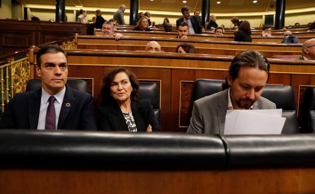 Pedro Sánchez, Carmen Calvo y Pablo Iglesias, en el pleno del Congreso de los Diputados 